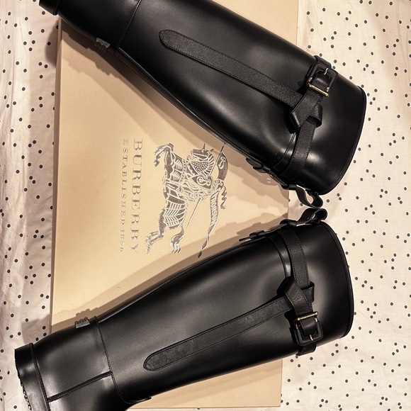 Burberry Riding Rainboot with Belt. Like Brand New, wore one time, minor scuffin - Picture 5 of 11